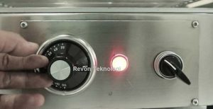 Mengatur suhu etalase ayam geprek Revon